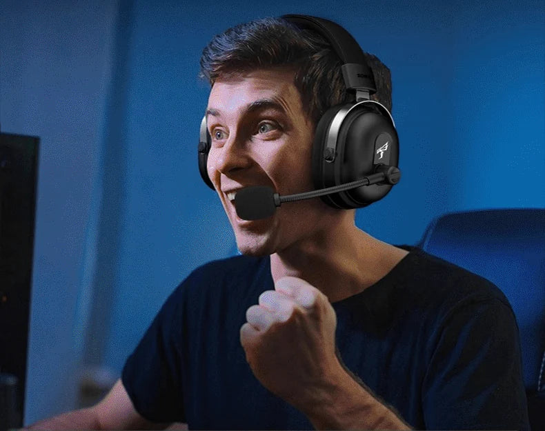 Jogador a usar as almofadas auriculares de tamanho normal do Commander, com o microfone de haste na posição correta