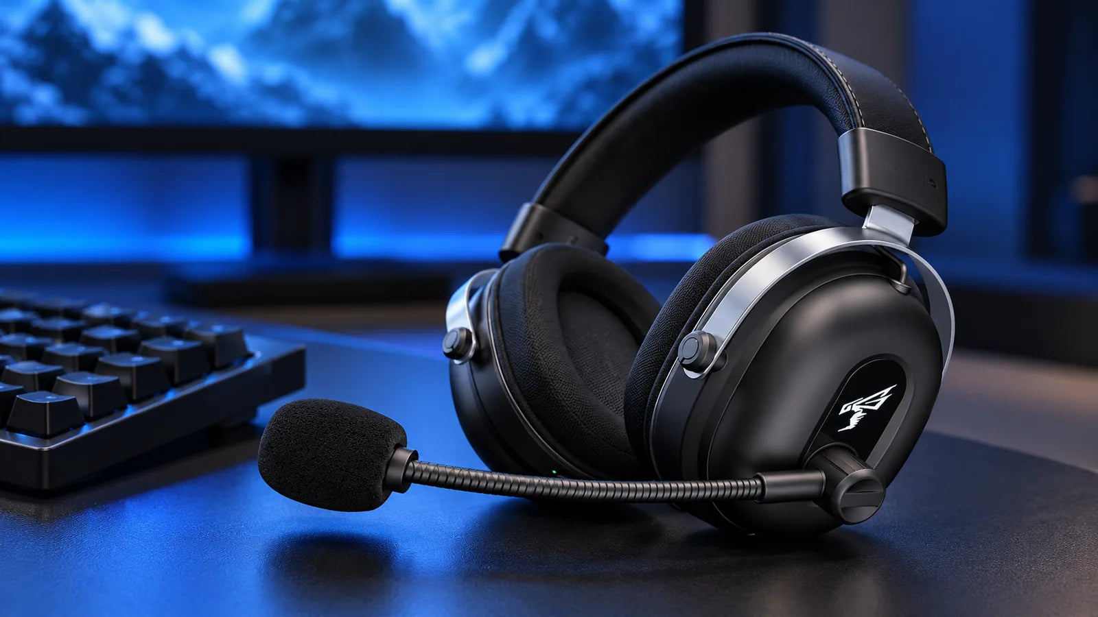 Auscultadores sem fios Commander ao lado de um teclado num ambiente de jogo suavemente iluminado a azul